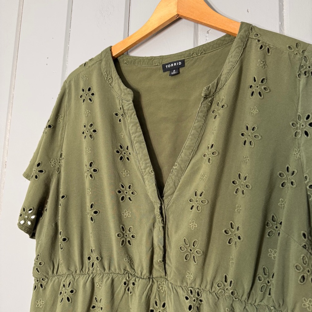 Torrid Babydoll Eyelet Tiered Top Green V-neck Short Sleeve‎ Feminine size 2 - Picture 9 of 14